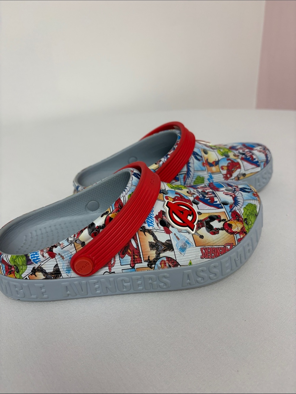 Crocs Marvel Avengers Discontinued retired Assemble Comic Clogs Kids J4 Red Gray